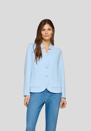 Hellblaues Blazer mit strukturiertem Kragen, zwei Fronttaschen und Knopfschluss. Weiche Textur und lässige Passform mit langen Ärmeln.