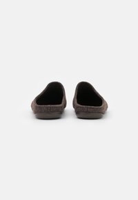Zapatos de tela marrón tipo slip-on con un tacón bajo y punta redonda, que cuentan con un interior suave y una suela lisa. Diseño minimalista sin adornos.