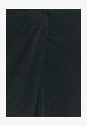 Čierna tkanina s jemnou rebrovou štruktúrou, ktorá má pri páse skrútený detail vytvárajúci záhyby, čím sa pridáva vizuálny záujem.