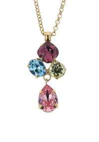Gouden halsketting met drie kleurrijke edelstenen: ronde dieproze, ronde blauwe, ronde lichtgroene en een peervormige roze edelsteen aan de onderkant.