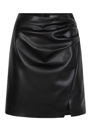 Zwarte neplederen mini-jurk met een gedrapeerde voorkant, een zijrits en een lichte split, wat zorgt voor een strakke, moderne silhouet.