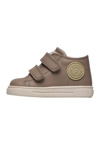 Scarpe per bambini in pelle marrone con due strap in velcro, un logo rotondo in evidenza, una suola testurizzata e una caviglia imbottita per supporto.