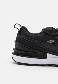 Nike Sportswear WAFFLE ONE UNISEX - Športni copati - black/white/orange
