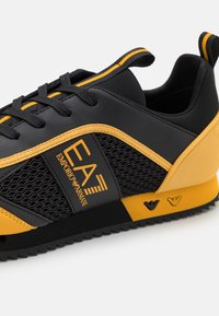 EA7 Emporio Armani LACES UNISEX - Treniņu apavi - black/mango mojito