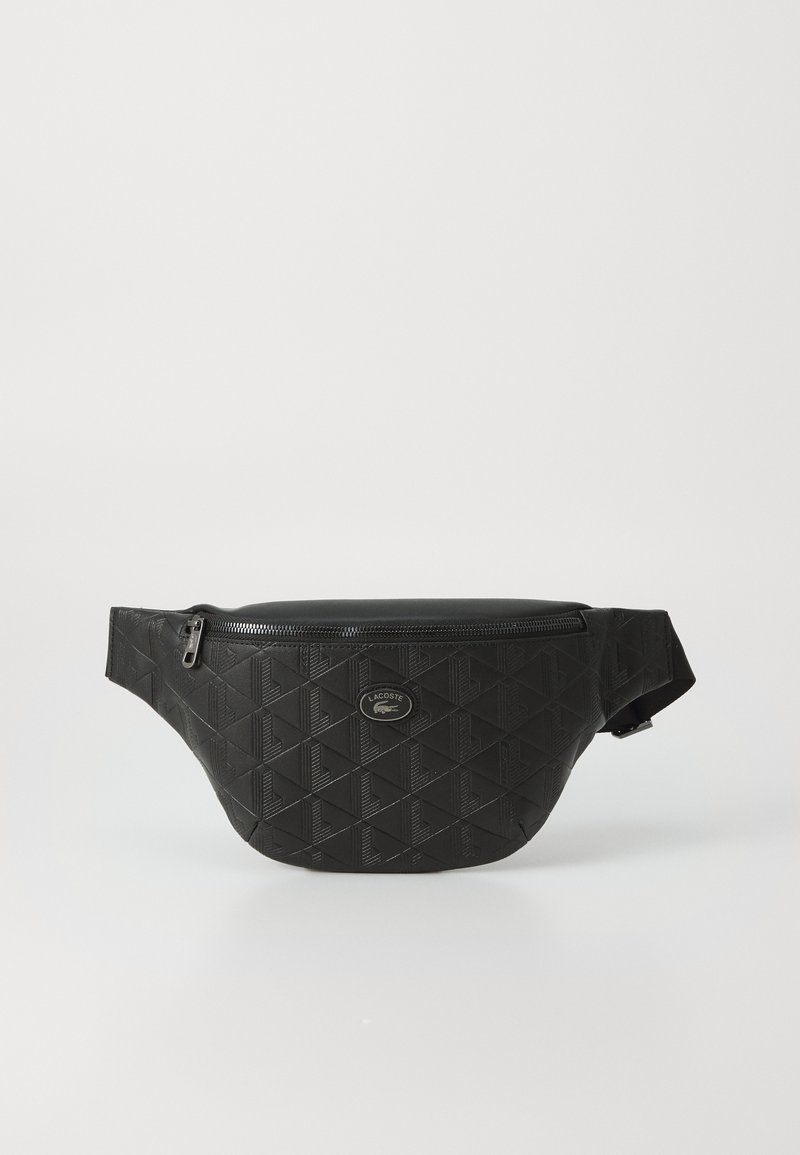 Juodas fanny pack'as su geometriniu reljefu, užtrauktuku, reguliuojama juosta ir prekės ženklo logotipu priekyje. Pagamintas iš tekstūruotos medžiagos.