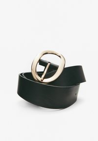 Czarny skórzany pasek z szerokim paskiem i okrągłą złotą klamrą. Klamra ma gładkie wykończenie i centralny zaczep do zapięcia.