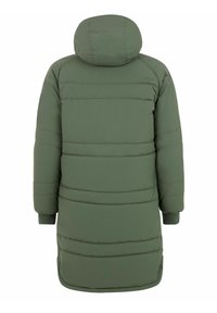 Dlouhá puffer bunda v olivově zelené barvě, s horizontálním prošíváním, kapucí a manžetovými rukávy. Hladký, matný povrch bez viditelných kovových prvků.