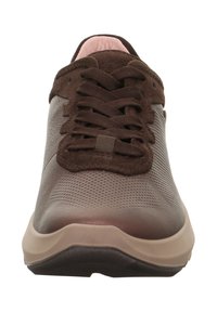 Brązowe buty sportowe z gładką, skórzaną cholewką o perforowanej fakturze, okrągłymi sznurowadłami oraz grubą, kontrastującą podeszwą w kolorach beżowym i czarnym.