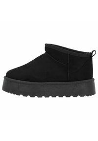 Botas de tobillo de ante negro con un diseño elegante, que presentan una puntera redondeada, puño elástico y una suela de goma negra gruesa con un patrón estriado.