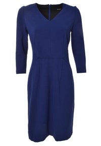 Robe bleue longueur genou avec manches trois-quarts, encolure en V et taille ajustée, présentée sur fond blanc.