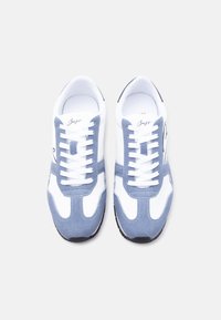 Ζευγάρι λευκά και μπλε σουέντ αθλητικά παπούτσια με λευκά κορδόνια, με τη μάρκα "Boss" στη γλώσσα, εμφανιζόμενα από πάνω σε λευκό φόντο.