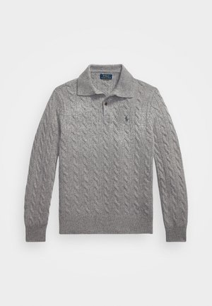Pull en maille grise à côtes, avec des manches longues, un col polo et un petit logo brodé sur la poitrine. Texture douce et ourlet côtelé.