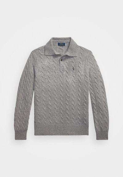 Pull en maille grise à côtes, avec des manches longues, un col polo et un petit logo brodé sur la poitrine. Texture douce et ourlet côtelé.
