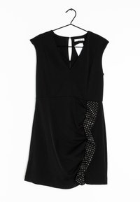 Robe noire sans manches avec col en V, panneau latéral froncé orné de clous argentés, suspendue à un cintre noir.