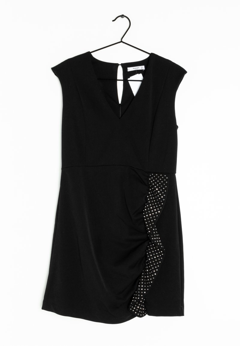 Robe noire sans manches avec col en V, panneau latéral froncé orné de clous argentés, suspendue à un cintre noir.