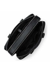 Borsa in pelle nera con superficie texturizzata, dotata di apertura con doppia zip. Interno foderato in tessuto nero, offre due scomparti.