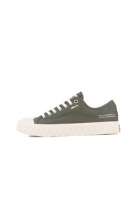 Baskets en toile vert olive avec bout en caoutchouc blanc et semelle texturée blanche. Dotées de lacets blancs et d'un branding minimaliste sur le côté.