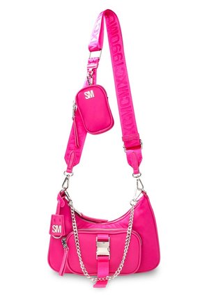 Sac bandoulière rose vif avec petite pochette attachée, boucle argentée, détail chaîne et large bandoulière ajustable avec les initiales "SM".
