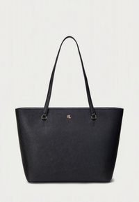 Črna torba za nošenje z gladko usnjeno teksturo, zasnovana z dvema dolgima ročajema, zlatim logotipom in prostorno pravokotno obliko.