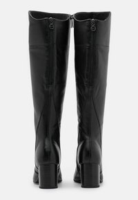 Czarne skórzane, wysokie na kolano, buty z gładką teksturą, dwiema tylnymi zamkami błyskawicznymi i słupkowym obcasem. Prosty, elegancki design z przeszywanymi detalami.