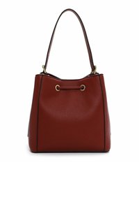 Rode leren emmer tas met een gestructureerd oppervlak, gouden hardware accenten en een enkele schouderband. Trekkoordsluiting aan de bovenkant.