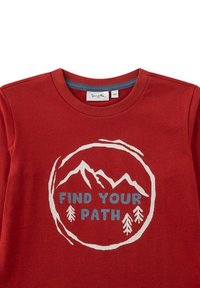 Rotes Langarmshirt mit Rundhalsausschnitt und einem weißen runden Grafikdesign von Bergen, Bäumen und dem Text "FIND YOUR PATH" in Blau.