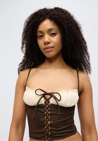 Καφέ και κρεμ τοπ σε στυλ κορσέ με λαιμοκόψη με βολάν, ρυθμιζόμενους ιμάντες και δέσιμο στο μπροστινό μέρος, με απαλό ύφασμα.