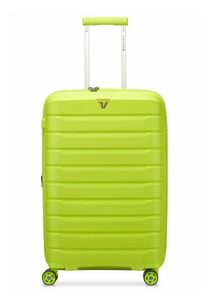 Valise rigide d'un vert lime éclatant avec une texture striée, poignée rétractable et quatre roulettes. Présente un logo sur l'avant.