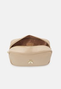Patrizia Pepe BAG - Torba čez telo - camel/beige
