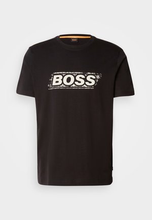 Čierne bavlnené tričko s veľkým bielym logom "BOSS" v obrysovom štýle. S okrúhlym výstrihom a krátkymi rukávmi, s hladkou textúrou.