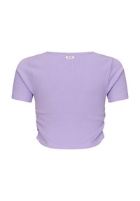 Top corto a maniche corte viola a costine con scollatura tonda e forma aderente. Presenta un dettaglio arricciato sui lati e un'etichetta sul retro.