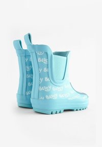 Ljusblå gummistövlar för regn med en strukturerad sula och elastiska sidopaneler, prydda med "Bluey"-mönster i en lekfull stil.