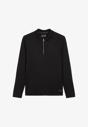Schwarzes Polohemd mit langen Ärmeln aus weichem Stoff, mit einem Reißverschluss am Kragen und einem strukturierten Etikett an der unteren Seite. Klassisches Kragendesign.