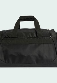 Bolsa de viaje negra hecha de tela elegante y duradera. Cuenta con asas superiores resistentes, cierre de cremallera y un acabado texturizado, ofreciendo practicidad.