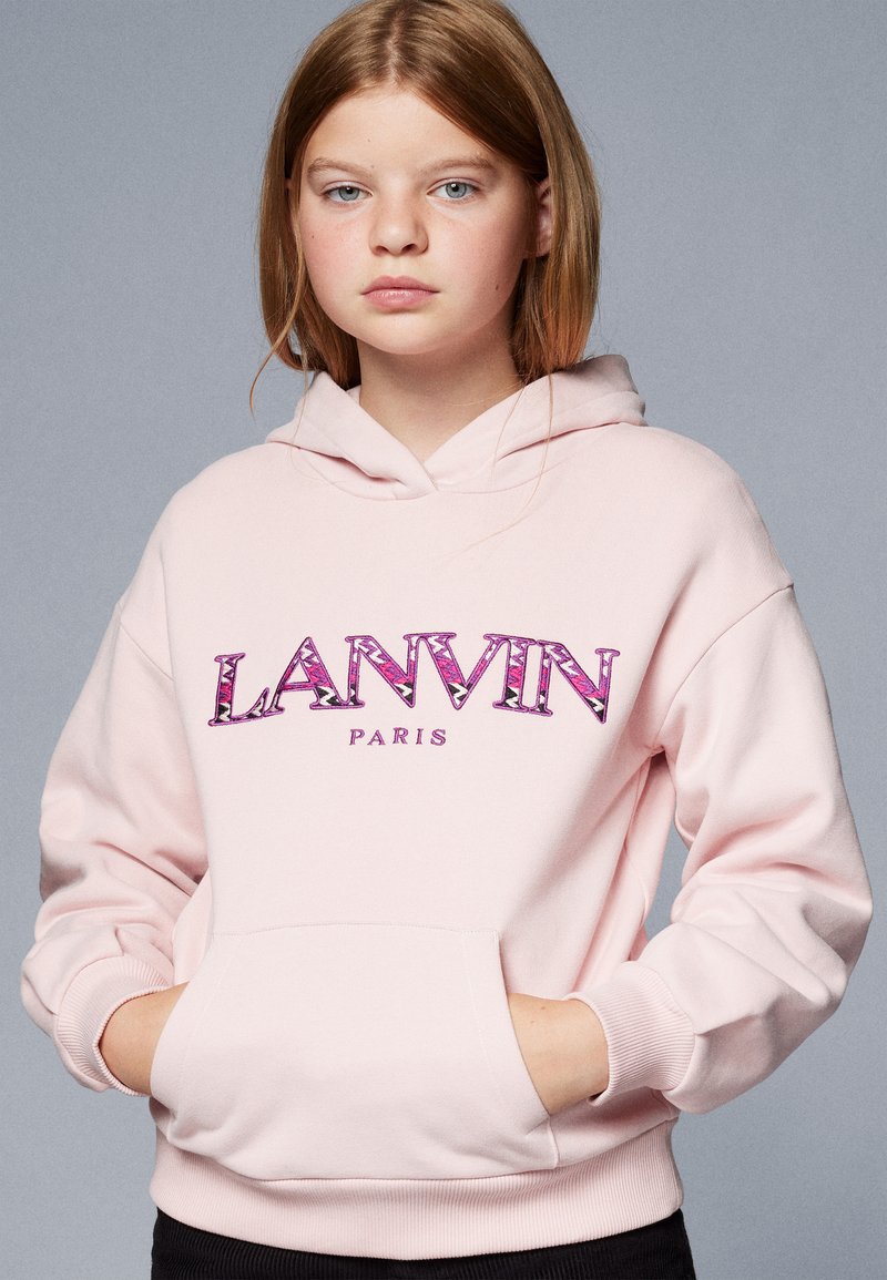 Hoodie rose avec une poche avant, arborant un logo graphique "LANVIN" en violet. Tissu doux, capuche ajustable avec cordon, et poignets côtelés.