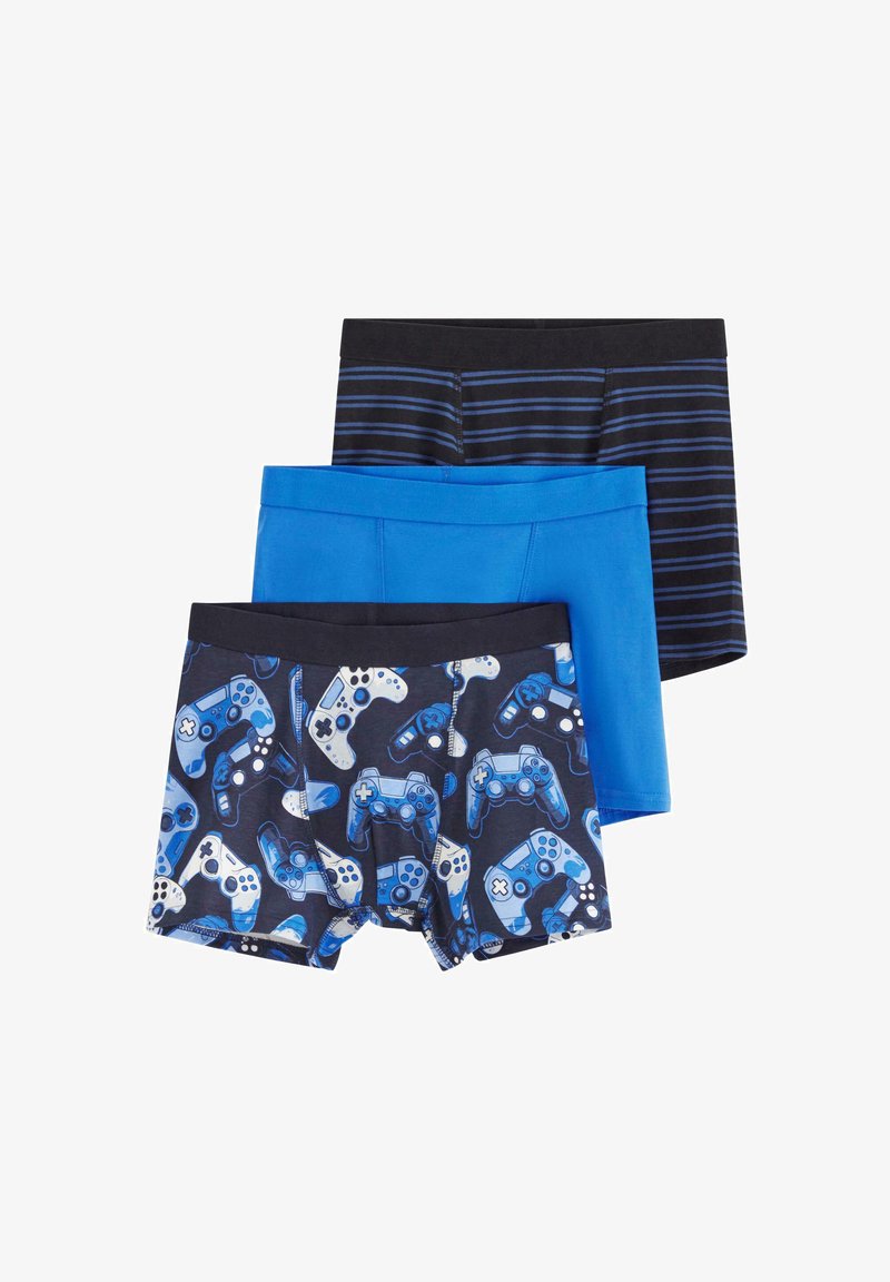 Trois paires de shorts boxers pour hommes : un bleu uni, un noir uni avec de fines rayures bleues, et un bleu à motifs de manettes de jeux vidéo.