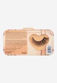 Falska ögonfransar i ett hjärtformat etui. Fransarna är gjorda av syntetiskt hår, mörkfärgade och har en mjuk textur. Förpackningen har persikotoner och textdetaljer.