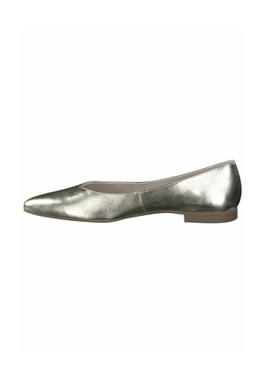 Ballerines avec un extérieur argent métallique, un bout pointu et un design minimaliste. La semelle est légèrement texturée et offre un contraste subtil.