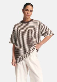 ST MRLO VACATION - Apdrukāts T-krekls - chocolate stripe