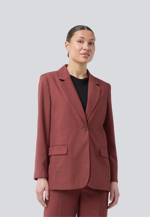 Rød blazer med notched lapels, enkelt knappelukking og to frontlommer, laget av glatt stoff med en strukturert passform.