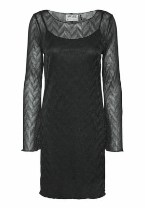 Robe noire avec de longues manches sheer texturées, un col rond et une coupe ajustée. Tissu qui capte la lumière avec un motif ondulé.