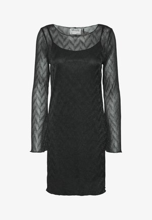 Robe noire avec de longues manches sheer texturées, un col rond et une coupe ajustée. Tissu qui capte la lumière avec un motif ondulé.