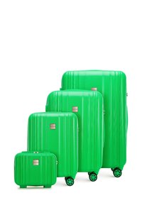 Cztery zielone, twarde walizki o różnych rozmiarach, z fakturowaną powierzchnią, pionowymi rowkami i gładkimi kołami. Logo marki widoczne z przodu.