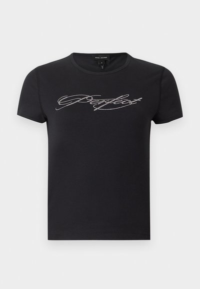 Μαύρο κοντομάνικο T-shirt Marc Jacobs με στρογγυλή λαιμόκοψη και λευκή καλλιγραφική γραφή "Confident" από μικρές τελείες στο στήθος.