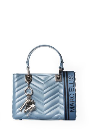 Borsa a tracolla trapuntata blu chiaro con motivo a zig zag, dotata di un ciondolo d'argento e di una tracolla a righe blu con il testo "MARC ELLIS".