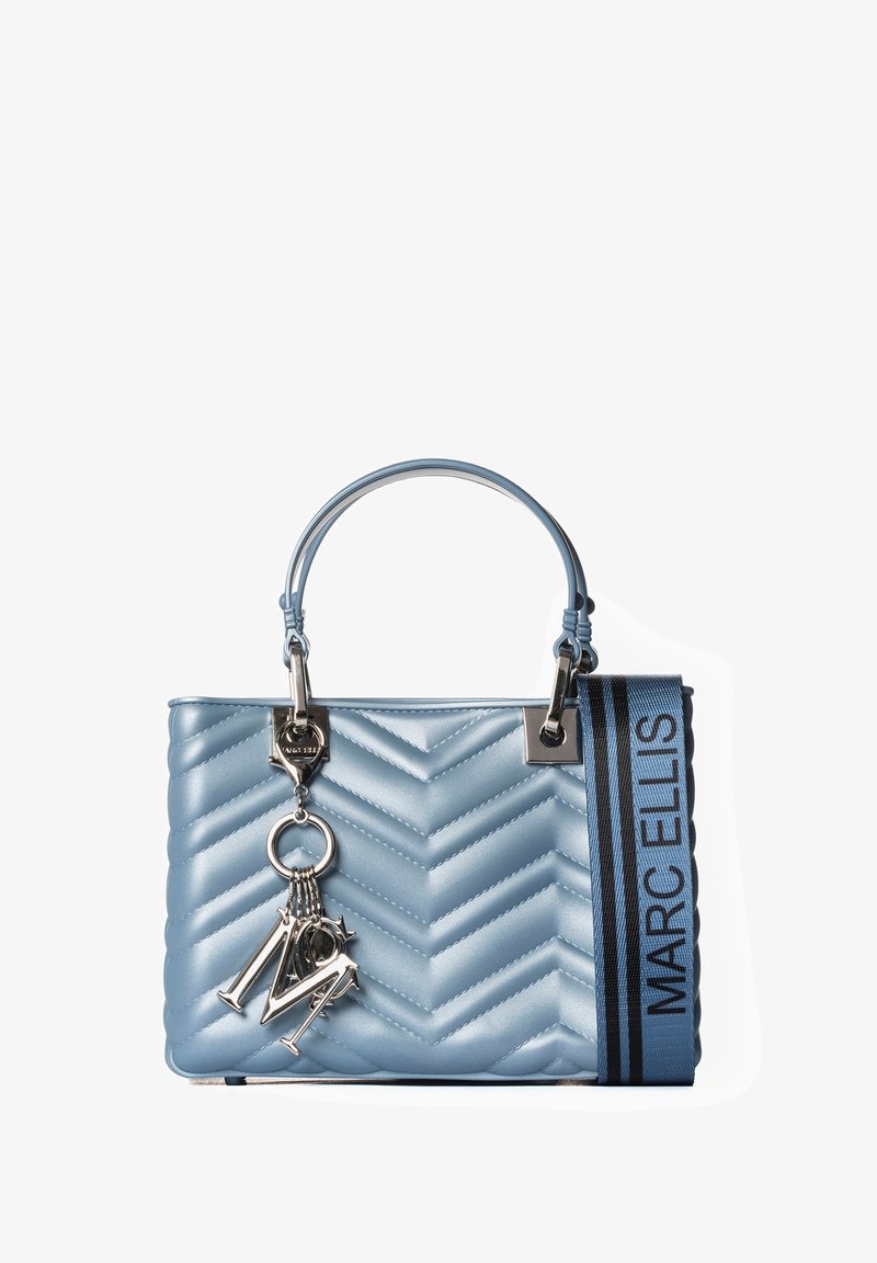 Lichtblauw gewatteerd handtasje met een chevronpatroon, voorzien van een zilveren charme en een blauw gestreepte schouderband met de tekst "MARC ELLIS".