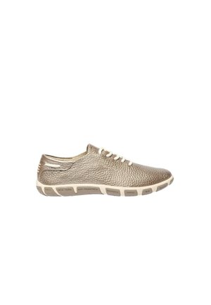 Chaussure basse décontractée en or métallique avec lacets blancs et semelle comportant des noms de villes imprimés autour du bord.