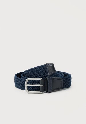 Granatowy pasek z tkanej tkaniny z srebrną prostokątną klamrą i ciemnymi skórzanymi wstawkami, zwinięty na białym tle.