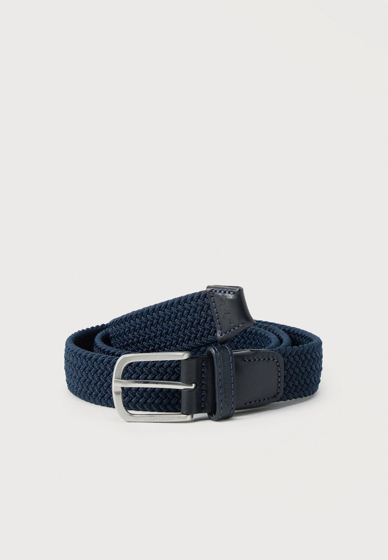 Ζωνάρι από υφαντό ύφασμα σε ναυτικό μπλε με ασημένια ορθογώνια αγκράφα και σκούρες δερμάτινες λεπτομέρειες, τυλιγμένο σε λευκό φόντο.