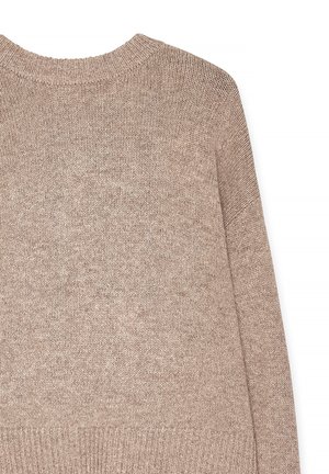 Maglione beige lavorato a maglia con scollatura a girocollo e polsini a coste, caratterizzato da un tessuto morbido e texture e maniche lunghe.